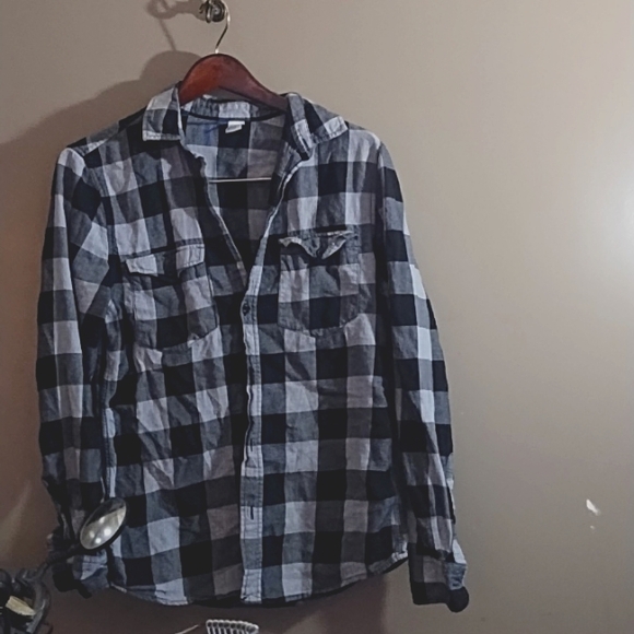 Women's size small Divided black and grey flannel buttoned shirt - Picture 4 of 4